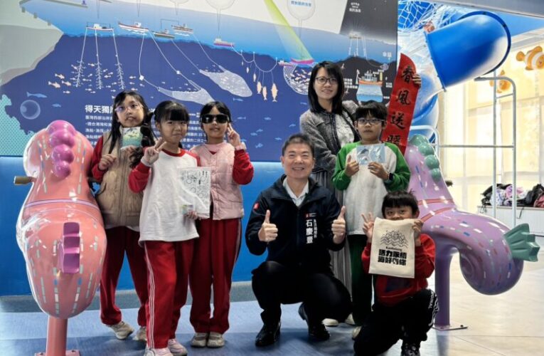 海洋局以「蚵子寮海洋教室」為平台  帶領學童漁港巡禮認識在地產業