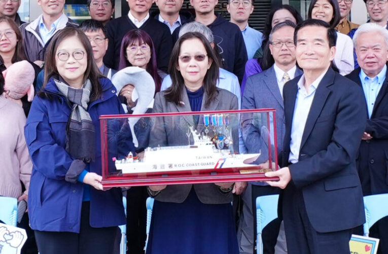 黃向文卸任副主委 海委會頒授最高榮譽海洋專業獎章 管碧玲主委盛讚：最重要的專業夥伴!