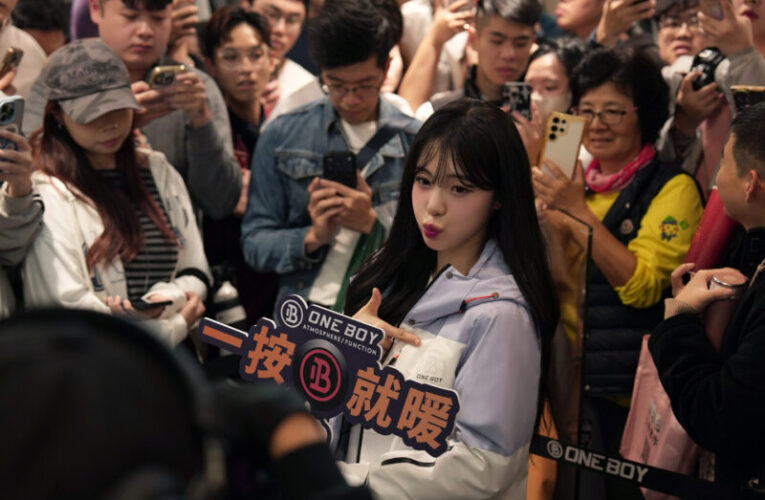 李多慧現身台中遠百ONE BOY一日店長活動引爆冬日最強暖科技