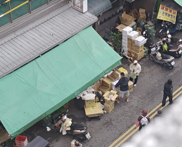 果菜攤「大聲公」清晨叫賣、佔用馬路遭開罰77次  住戶抱怨「投訴無果」