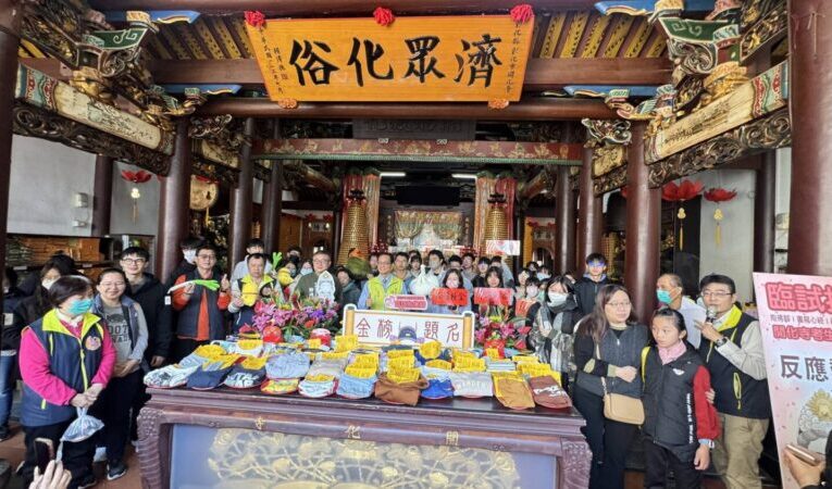 縣定古蹟開化寺《臨試抱佛腳》為考生祈福