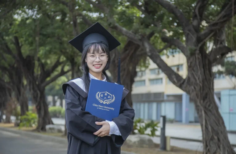 甲子嘉藥育才有成 職安系史素娟提前畢業接軌職場