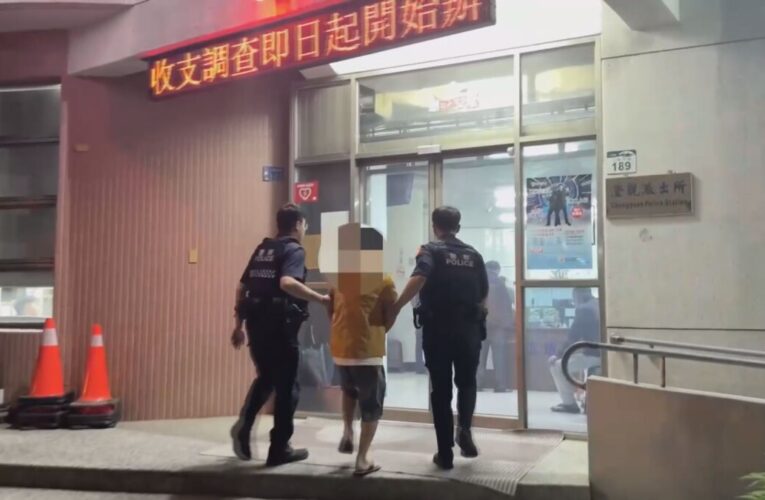 45歲駕駛拒檢倒車衝撞警車 仁武警開15槍制止