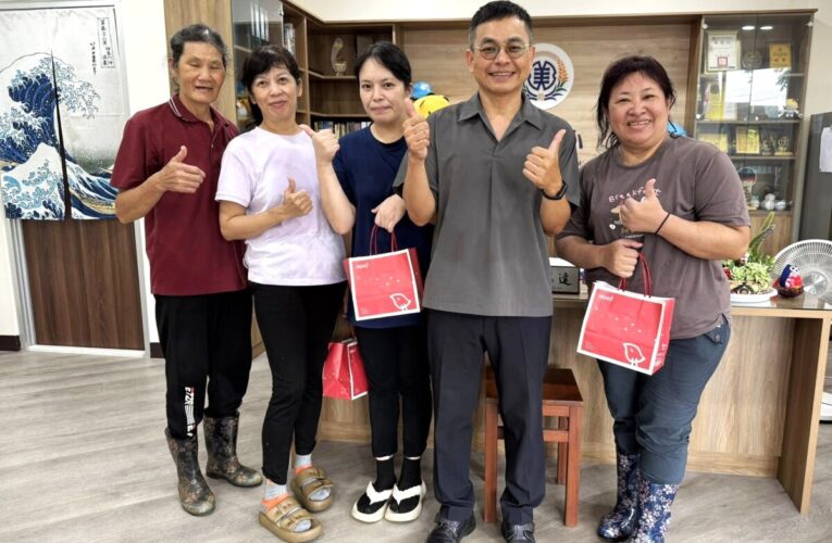 美濃國小校長致意中央廚房夥伴