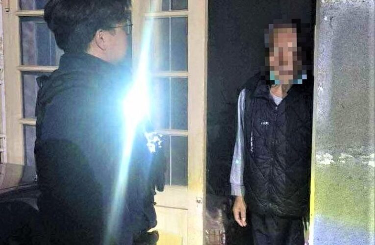 深夜在外迷途  長竹警助老翁返家