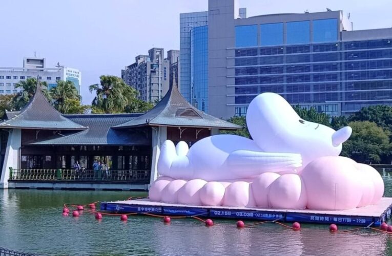 姆明仰望天空療癒舊城　台中公園成最夯打卡點