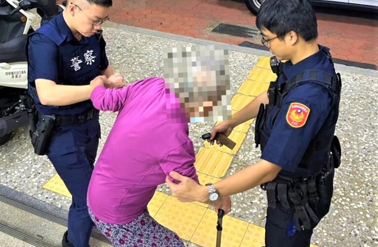 老婦呆坐路邊 南門警駕車送返家