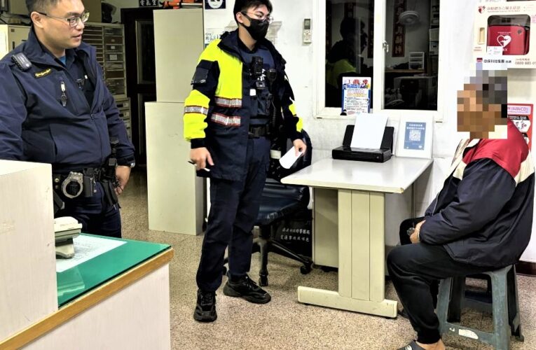 寒夜佇立電話亭  後湖暖警助老翁返家