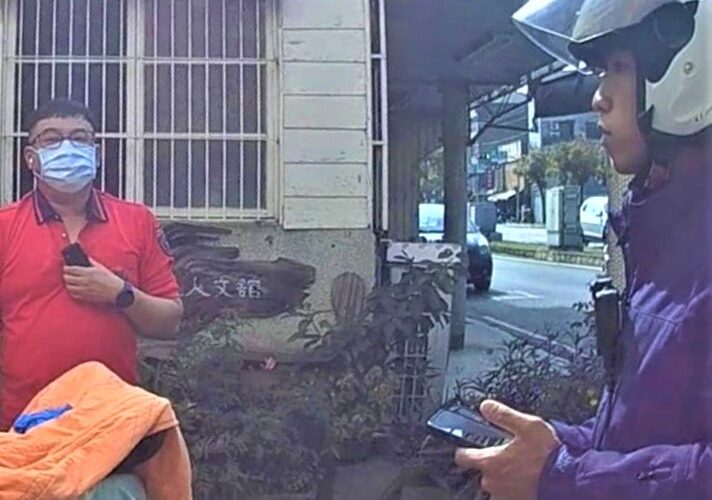 身體不適癱坐路旁　新南警緊急助老翁送醫