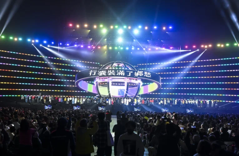 公視除夕起連續四晚轉播《臺北大巨蛋 民歌大團圓》集結74位歌手同台盛會 成為楊弦過世前最後一次演出