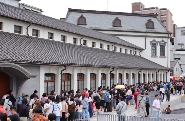 萌力衝擊！臺南「卡比胖拉」小提燈首日人氣爆棚