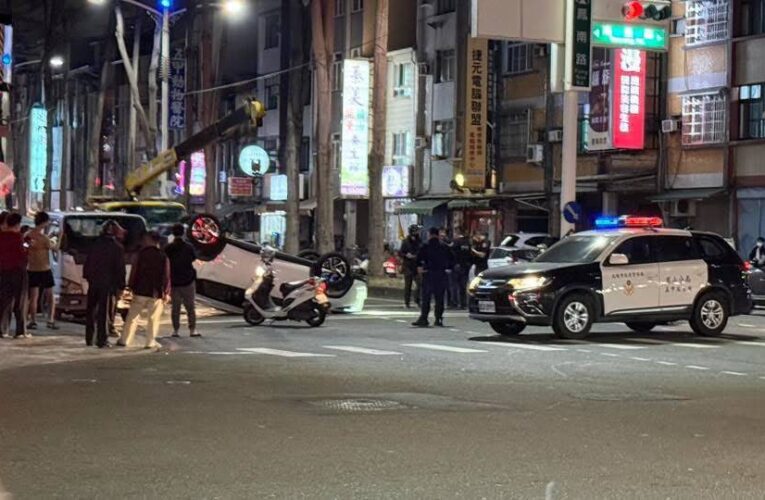 高雄深夜拒檢逃逸自撞翻車 查獲二級毒品