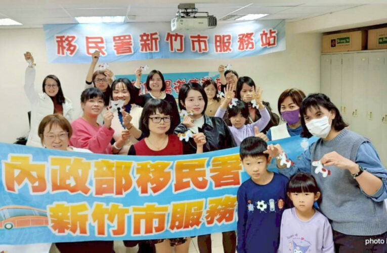 馬上有感、馬到成功　移民署竹市站多元文化捎來祝福的禪繞紅包和小馬吊飾