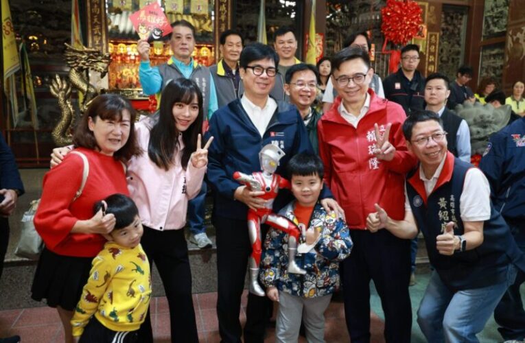 陳其邁馬年走春發超人力霸王紅包  祈福祝賀市民幸福成功