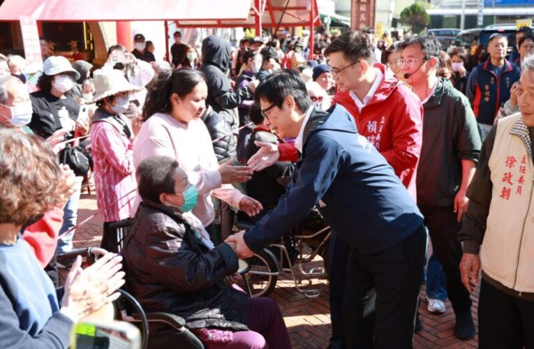 陳其邁春節參香宮廟  發紅包拜年人潮湧現