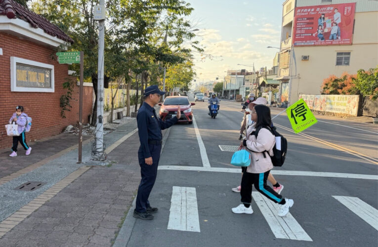 開學首日 屏東枋寮分局總動員護童 打造安全上學路  