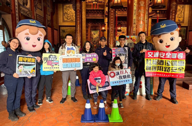 南警結合鄭子寮福安宮 宣導重要節日交安與反詐