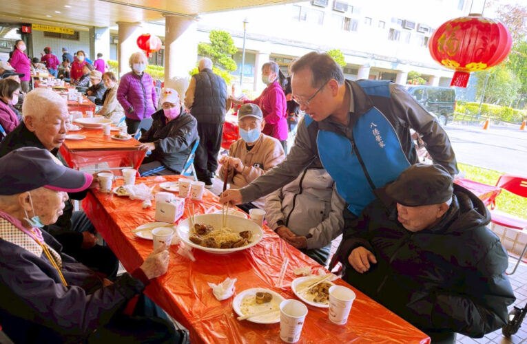 桃園市社會局長送暖八德榮家住民　與九秩長輩共享豬腳麵線迎新春