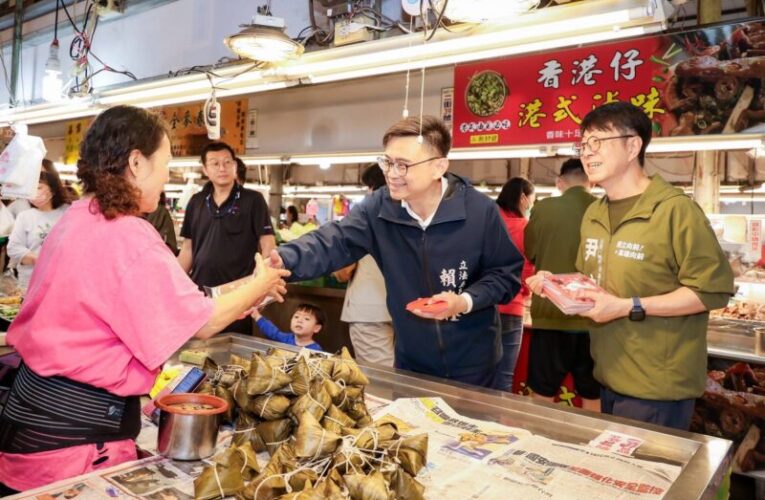 「黃色小鴨小紅包」首度亮相！賴瑞隆、尹立市場送祝福 祝市民好運隆加馬