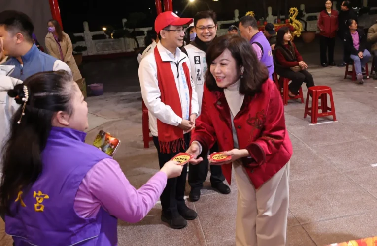 邱佩琳走訪基隆廟宇拜年　發送「Horse發生」紅包與市民同歡