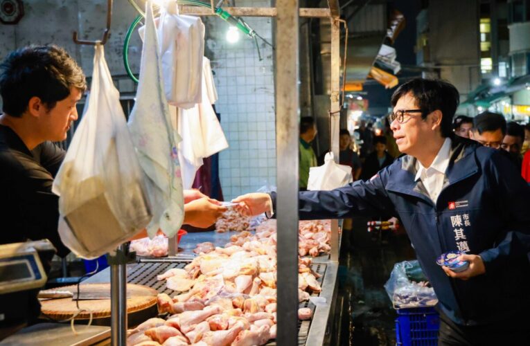 關心春節前農產品供應情形　陳其邁清晨巡訪鳳山、高雄果菜批發市場拜早年