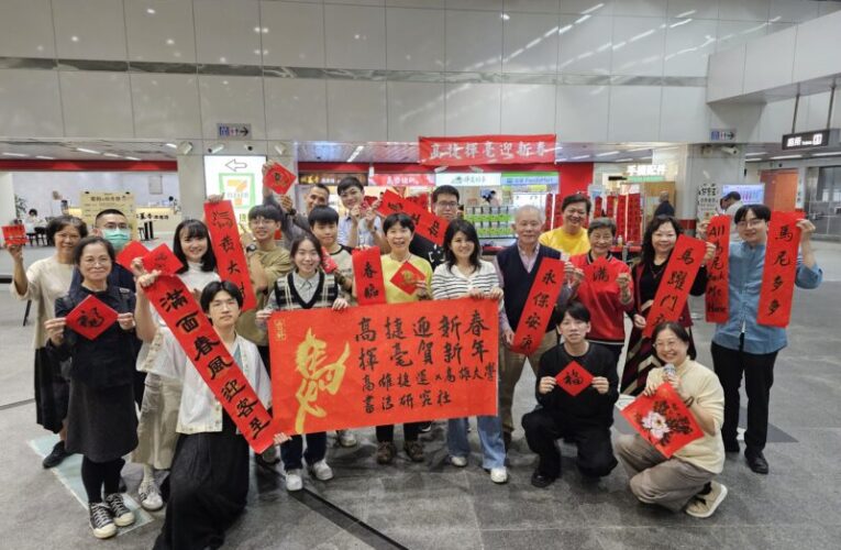 高雄大學揮毫贈春聯迎馬年  師生三地結緣送祝福