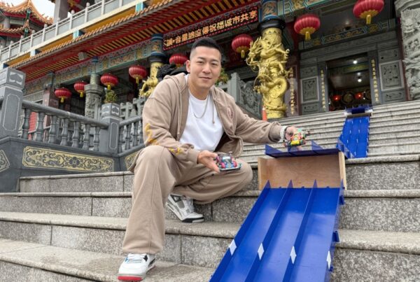 草爺挑戰極限 「台灣第一次」神行盃5000米四驅車軌道鋪進護國宮廟埕