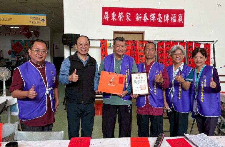 屏東榮家墨香傳情！老幼共融揮毫賀新春