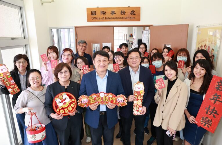 開工大吉！高雄大學金馬迎春團拜 陳啓仁校長率隊走春賀歲