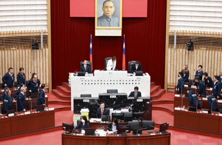 高雄市議會第4屆第10次臨時會閉幕 陳其邁率市府團隊感謝致意