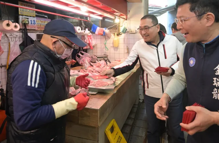 除夕倒數3天　侯友宜視察傳統市場及超市　買氣旺、備貨足、公安不打折