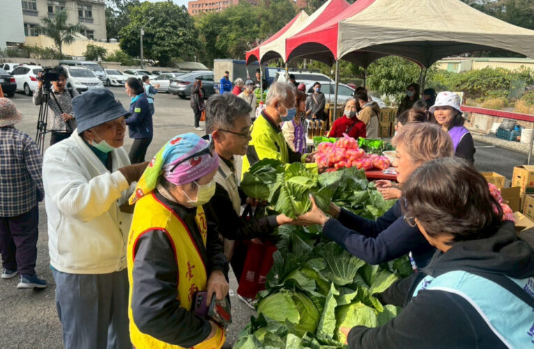 感恩惜福迎新春 臺南榮服處與地區愛心義賣高麗菜