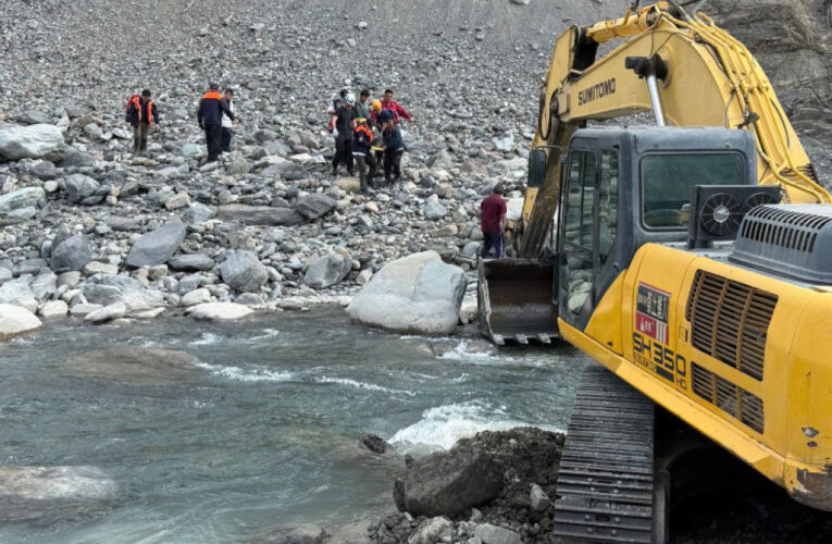 桃源區遊客墜谷  消防六大隊動用怪手仍搶救不治