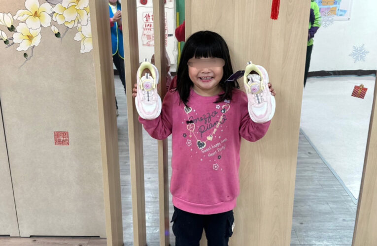 善心人士攜手金湖社福送鞋券 助41名兒少迎新年