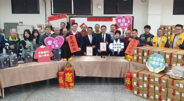 愛心匯聚仁德！企業捐贈年菜發熱衣，志工到宅服務，溫暖弱勢族群過新春