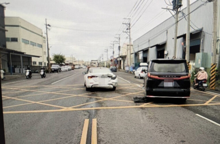 白色自小客左轉遭追撞  岡山分局籲駕駛保持警覺