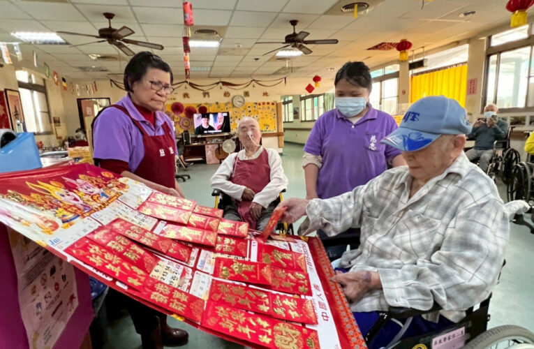 屏東榮家長輩招財進寶 住民比大小抽抽樂趣多