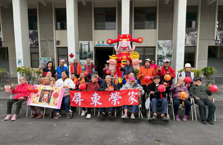 屏東榮家財神快閃送福氣 住民歡欣慶春節