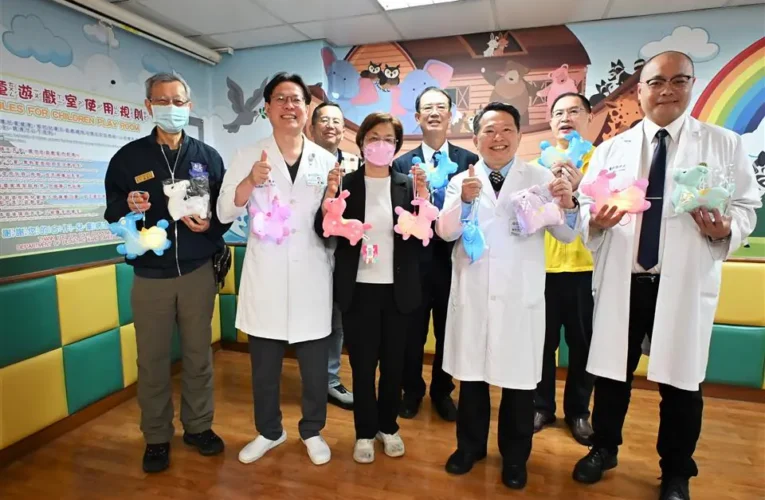 暖心迎新春 縣長關懷住院病童　歡樂跳跳馬提燈陪伴過新年