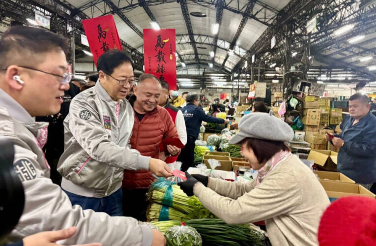 確保年節供貨充裕穩定 張善政視察桃園魚市場、果菜市場為民把關