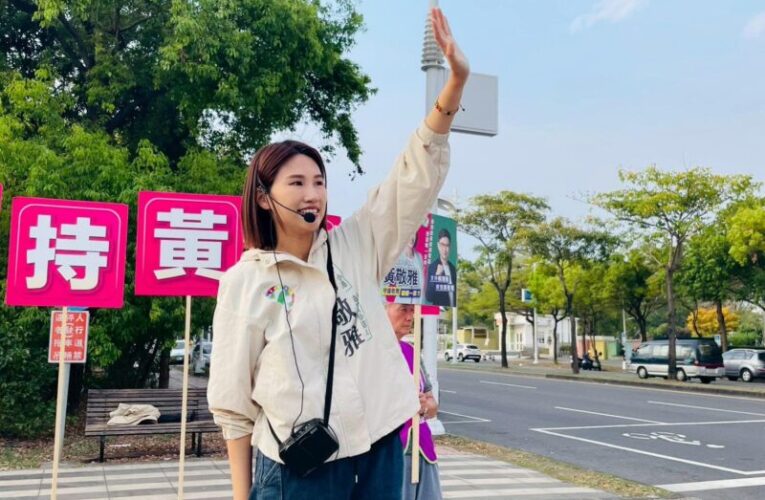 賴瑞隆陪同、陳柏惟麥克風手、邱俊憲掌舵，黃敬雅四人聯合車掃直擊前鎮小港