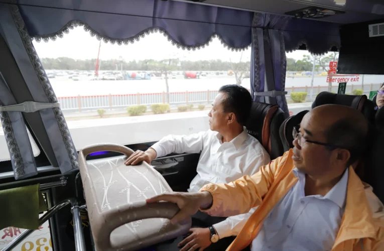 翁章梁試乘接駁車了解燈會接駁運作情形