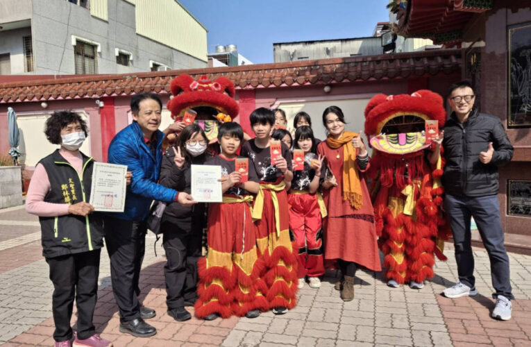 臺南文聖社區春聯揮毫 醒獅表演年節氣氛濃 