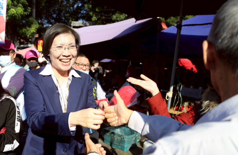 鄉親高喊「客家人挺客家妹」　徐欣瑩小年夜竹東市場拜早年發紅包袋