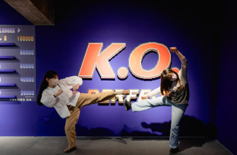 高雄駁二動漫倉庫限定企劃《K.O.格鬥祭》，聯名經典遊戲《拳皇97》明熱血登場！