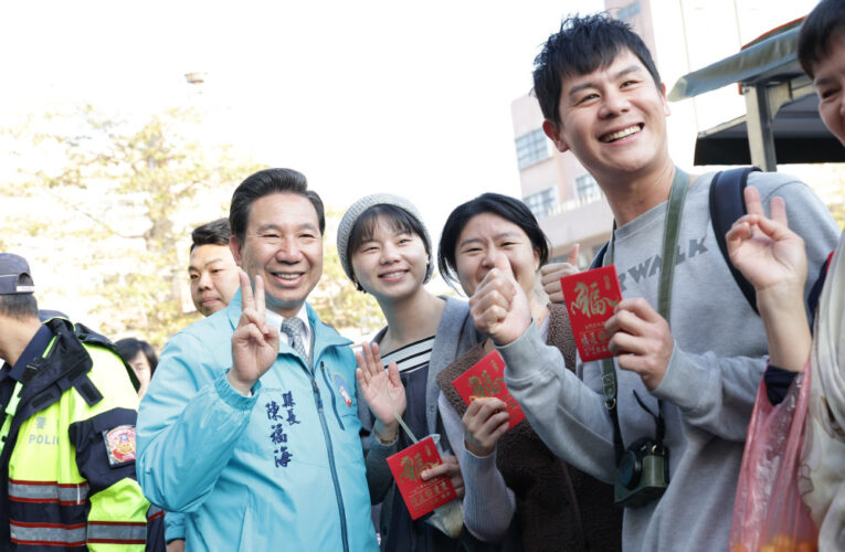 陳福海年前視察傳統市場  與攤商民眾熱情互動