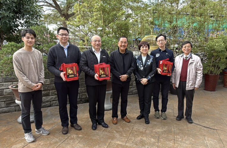 鴻海「錢媽媽」率事業群 赴紫南宮參拜