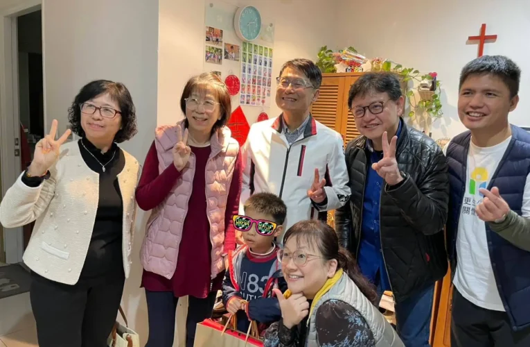 年節前夕　陳純敬副市長探視類家庭　代侯友宜贈紅包　小孩開心馬上有錢「花」