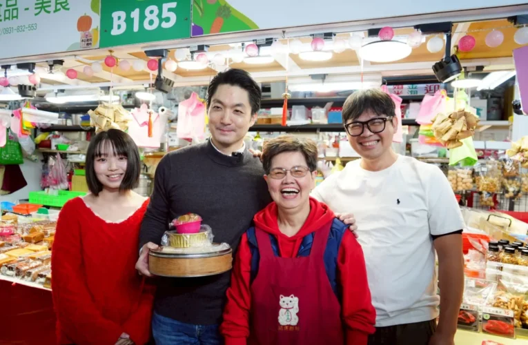 蔣萬安北投中繼市場拜年　送發財金祝福生意興隆