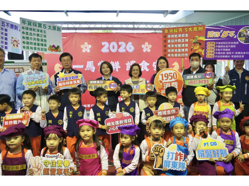 春節將至 周春米縣長率隊前往黃昏市場  提醒鄉親食品安全與宣導防詐騙